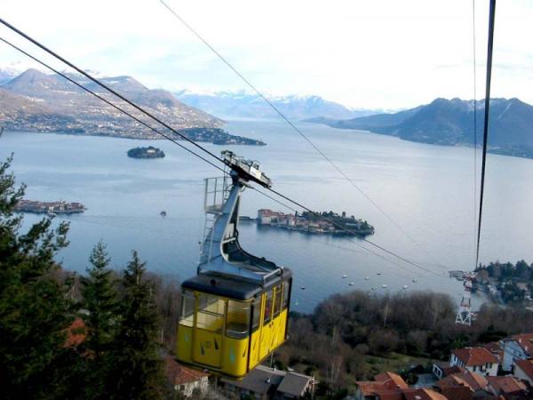 Mottarone. Vista del Lago Maggiore e delle Isole Borromee dalla funivia (Isola bella, Isola Madre, Isola Pescatori)