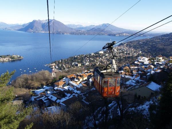 Mottarone. Vista del Lago Maggiora dalla funivia